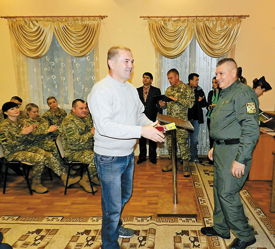 Щасливі хвилини вручення ключів від квартир. Фото автора